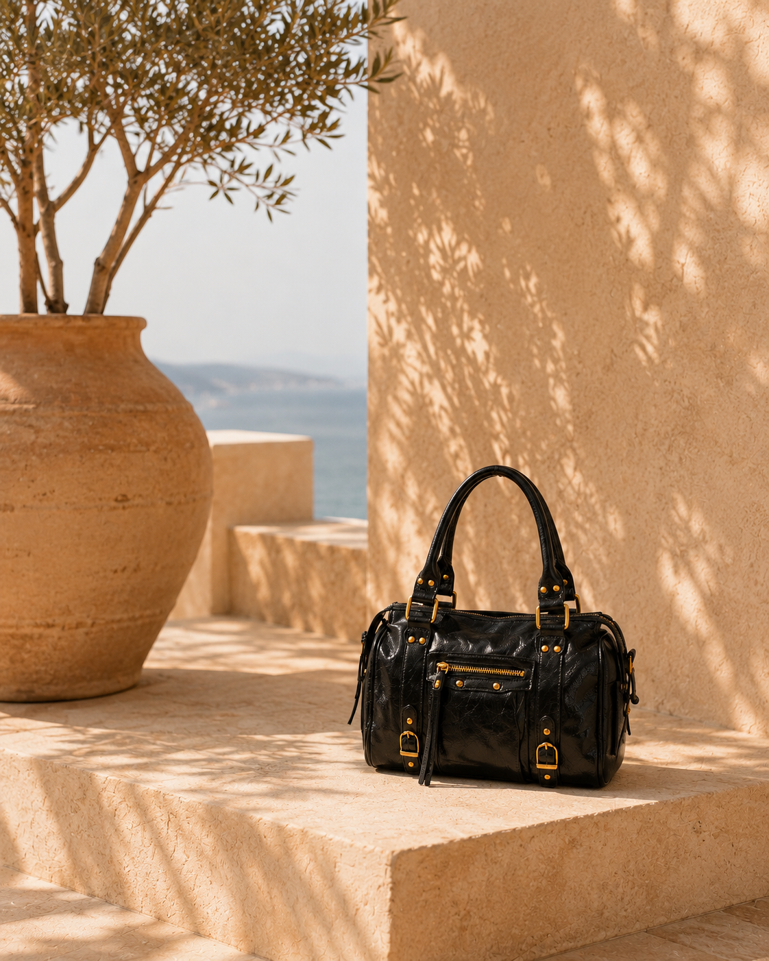 Sac à main noir effet cuir verni – Élégance urbaine