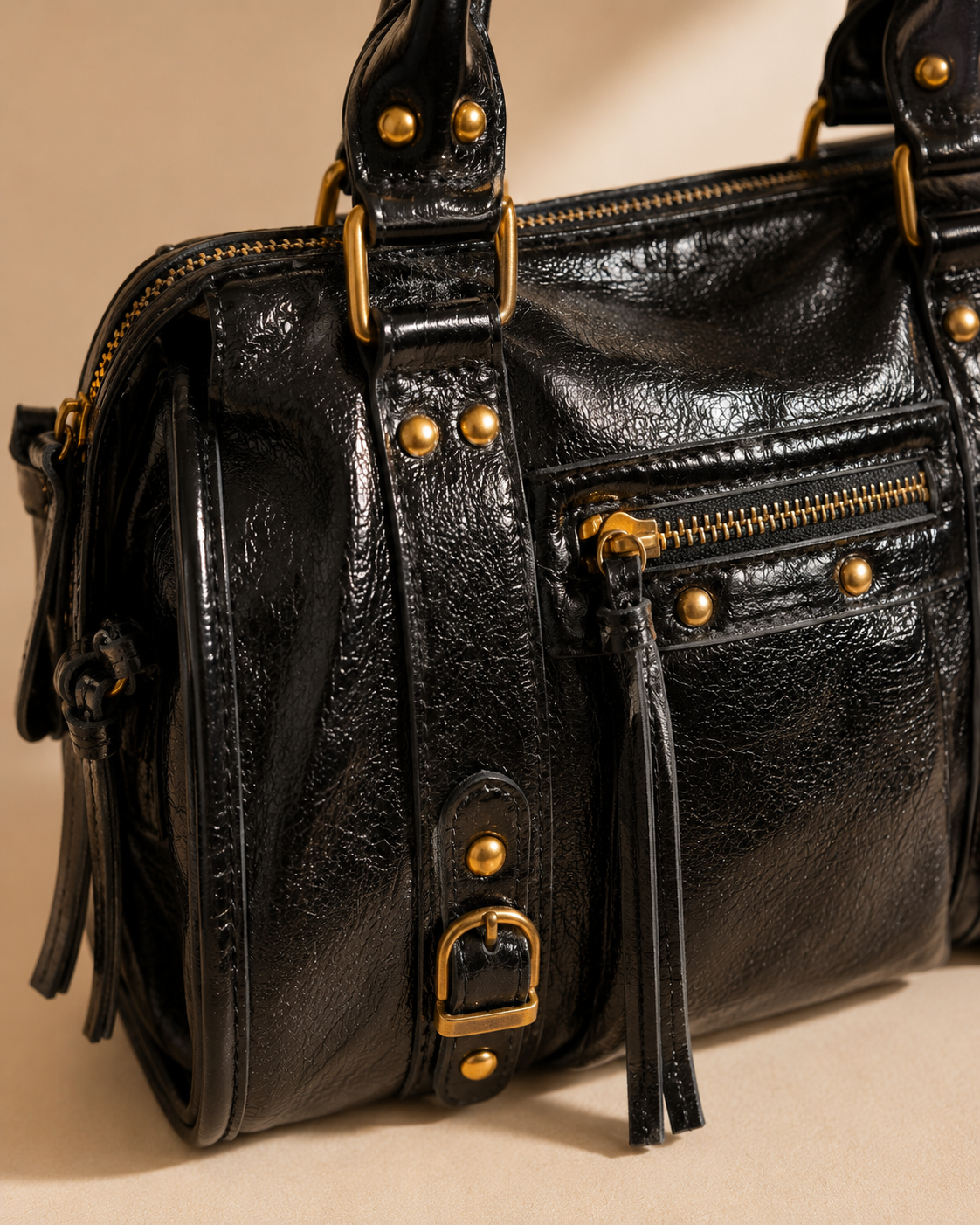 Sac à main noir effet cuir verni – Élégance urbaine
