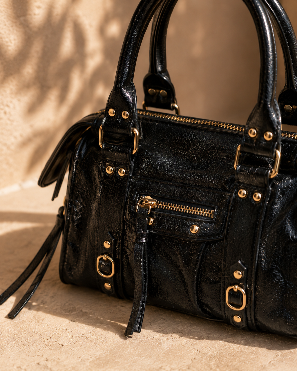Sac à main noir verni – Élégance intemporelle