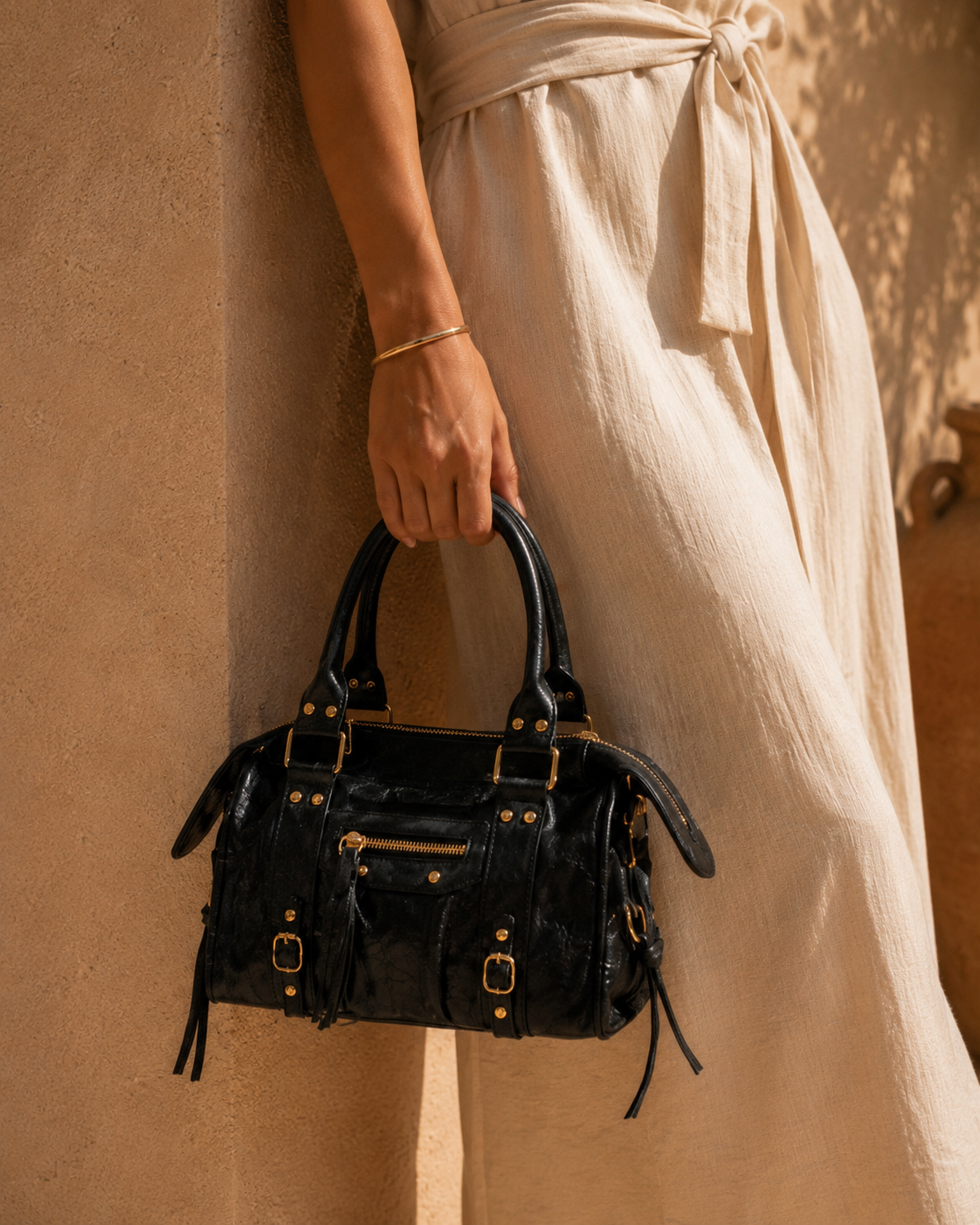 Sac à main noir verni – Élégance intemporelle