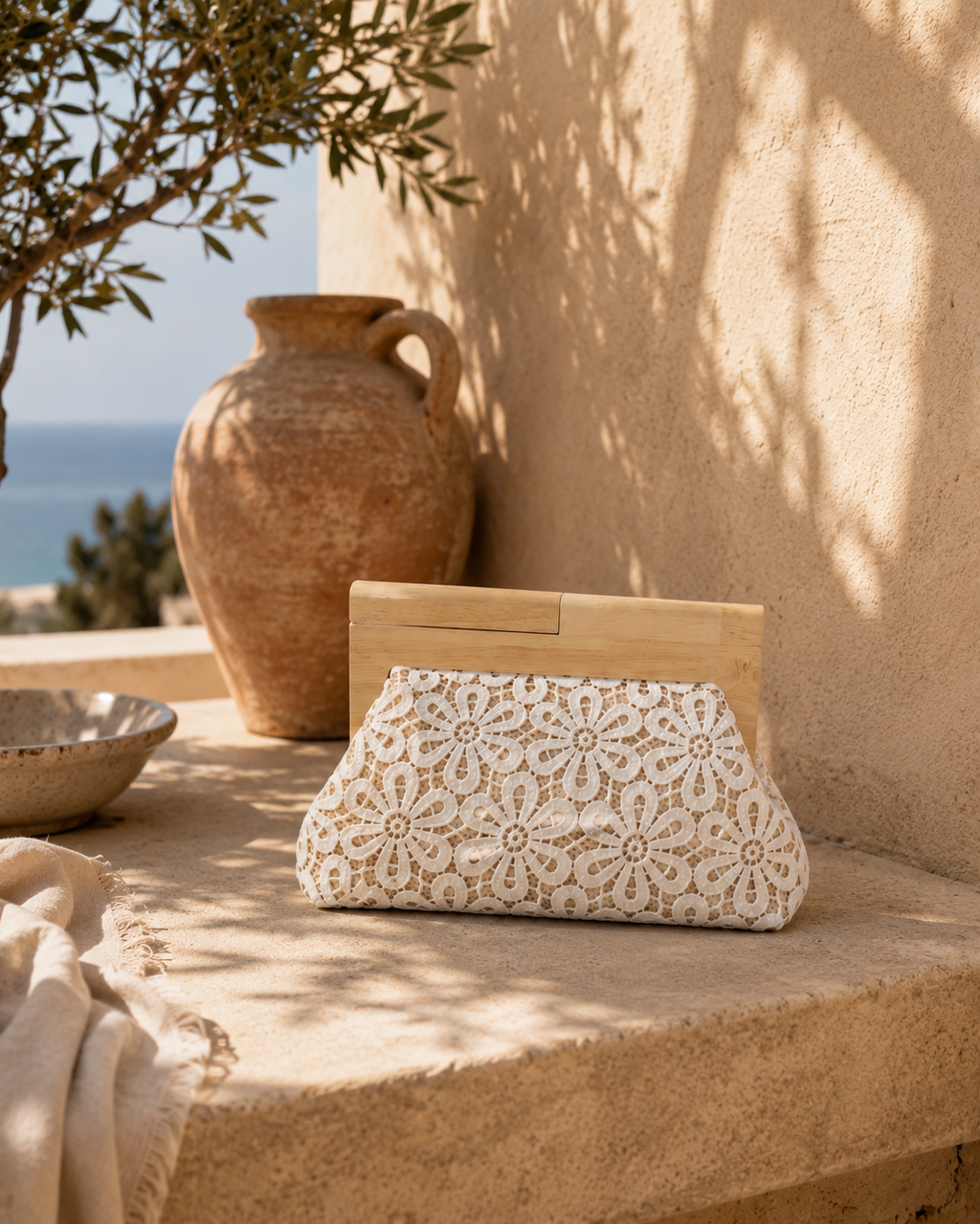 Sac Pochette en Dentelle Fleurie & Bois Naturel