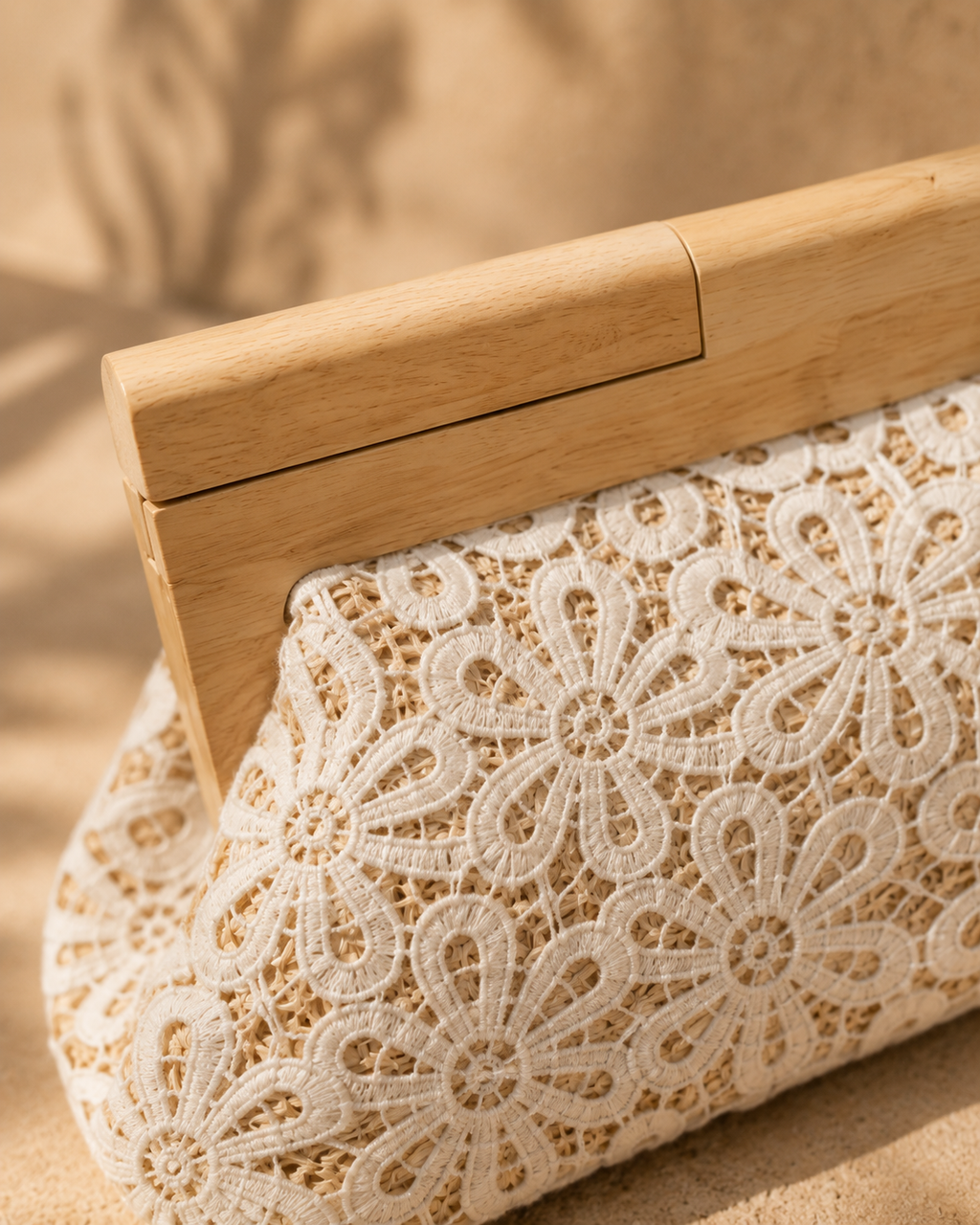 Sac Pochette en Dentelle Fleurie & Bois Naturel