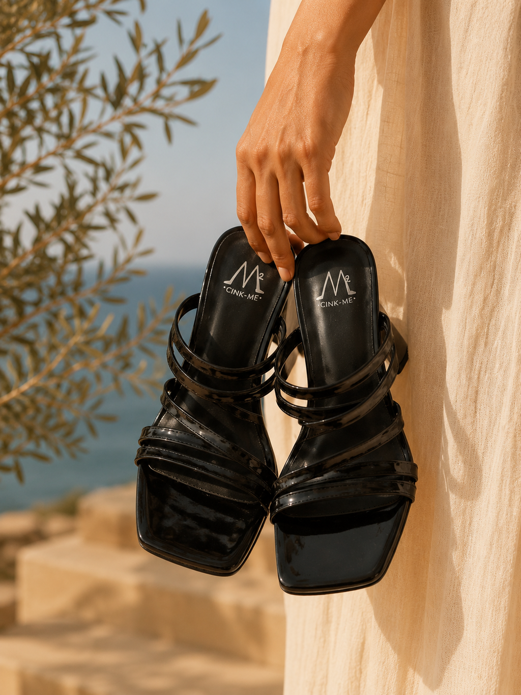 Sandales à talon vernies noires – Élégance Minimaliste