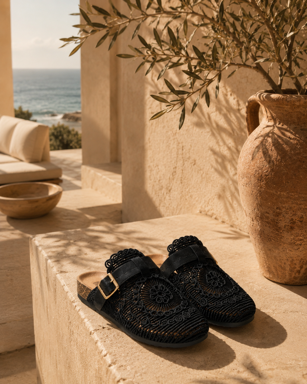 Mules Bohème Chic Noires à Boucle Dorée