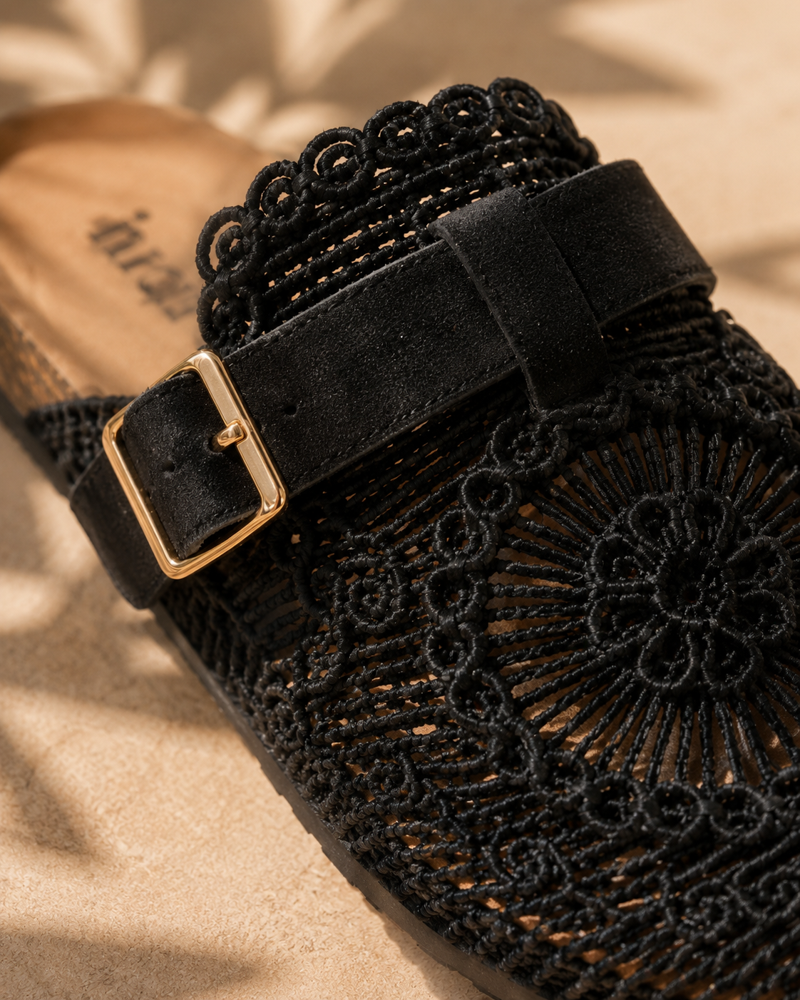 Mules Bohème Chic Noires à Boucle Dorée
